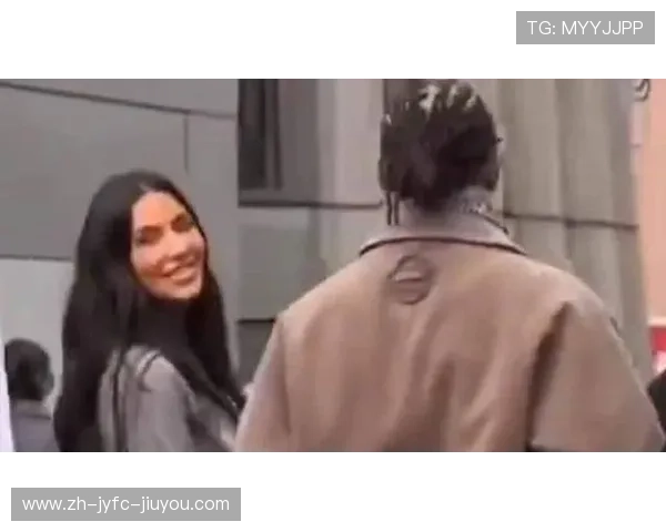 跨界同游东京汉密尔顿与金-卡戴珊挽手逛街画面全记录